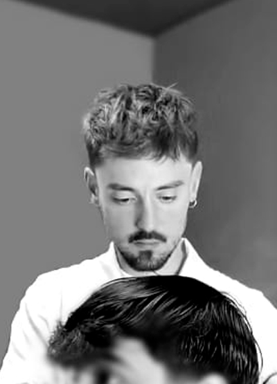 barbero-haciendo-corte-pelo-hombre